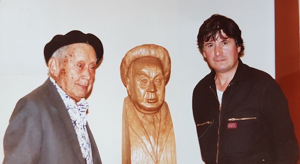 6 Macario Vitalis et Lucien Prigent devant le buste